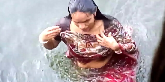 aunty,bhabhi,big ass,boobs,bosom,desi,indian,mature,milf,saree,wet,